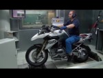 Как соберают мотоцикл BMW S 1000 R на заводе BMW.  Берлин 2014 год