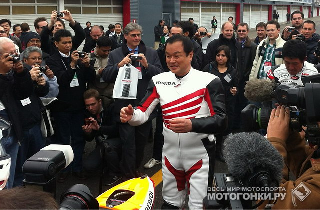 Президент корпорации Honda сел на RC212V Президент корпорации Honda сел на RC212V