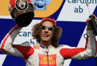 Гонщики MotoGP чтут память Марко Симончелли. Гонщики MotoGP чтут память Марко Симончелли.