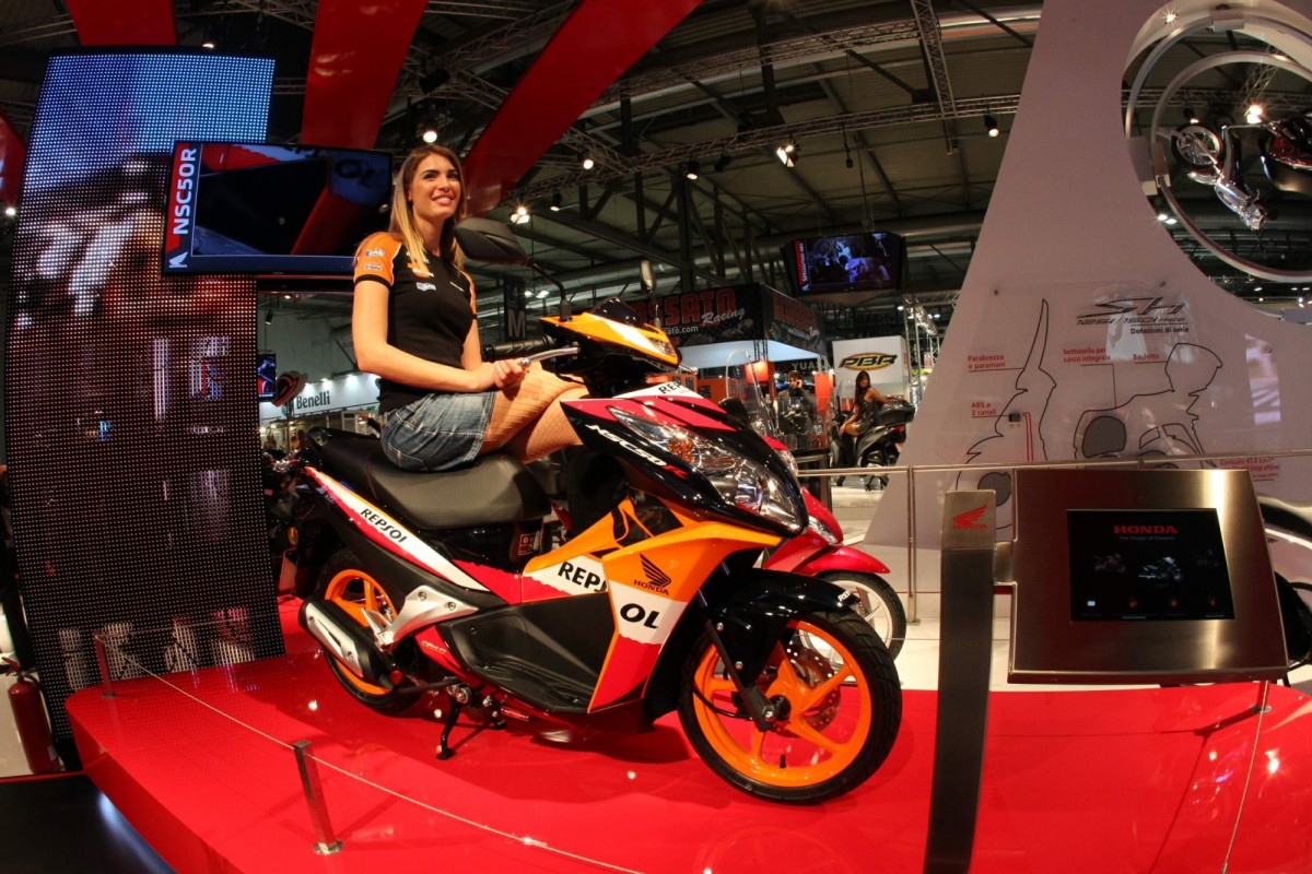 Стенд Honda на выставке EICMA-2012 радует своей внушительностью