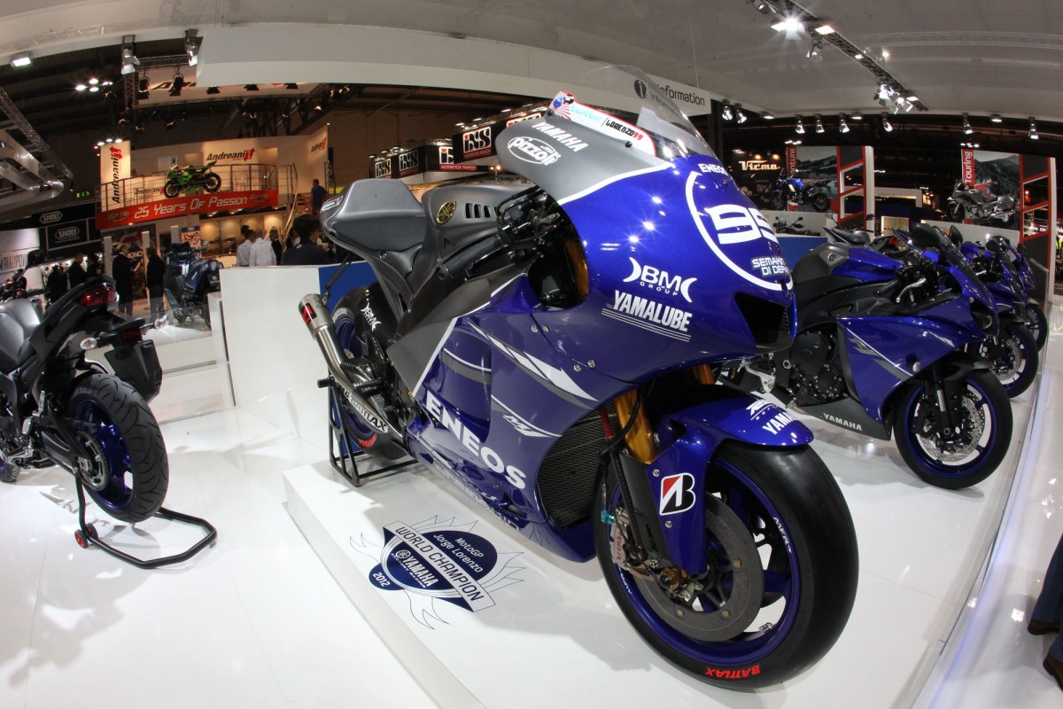 Светлый стенд от Yamaha на выставке EICMA-2012 в Милане. 