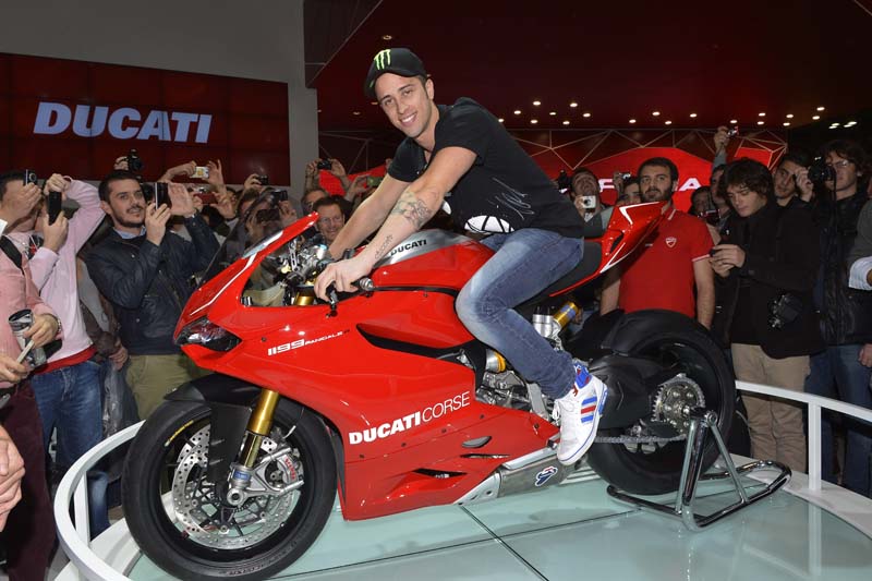 Мотосалон EICMA-2012  посетил итальянский гонщик Андреа Довизиози. 