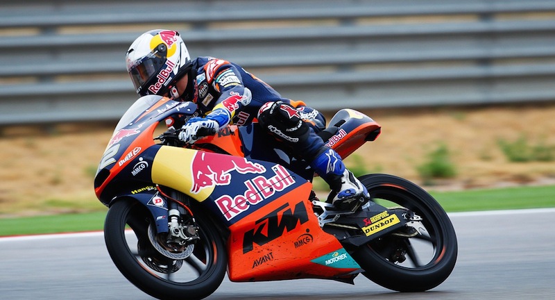 KTM решила продолжить сотрудничество с командой Red Bull KTM Ajo Moto3 и тремя ее пилотами. 