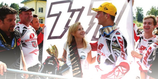 Пилоты команды Honda World Motocross готовы к гонкам. Пилоты команды Honda World Motocross готовы к гонкам.