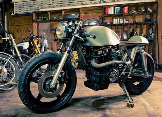 Джуниор Баррелл из Retro Moto изготовил Кафе рейсер. Джуниор Баррелл из Retro Moto изготовил Кафе рейсер.