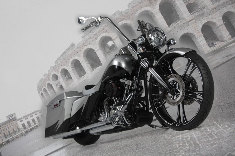 Мастера  из «Custom Chrome» отлично поработали над Harley-Davidson Road King 2013. 