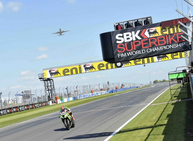 Том Сайкс, как и намеревался, выиграл гонку в Donington Park. Том Сайкс, как и намеревался, выиграл гонку в Donington Park.