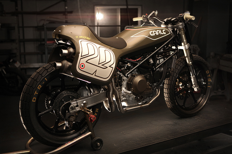 Алекс Ирл превратил Ducati Monster во flat track Monster Tracker. Алекс Ирл превратил Ducati Monster во flat track Monster Tracker.