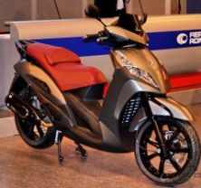 Большеколесный скутер Peugeot Geopolis 300 2013 модельного года Большеколесный скутер Peugeot Geopolis 300 2013 модельного года