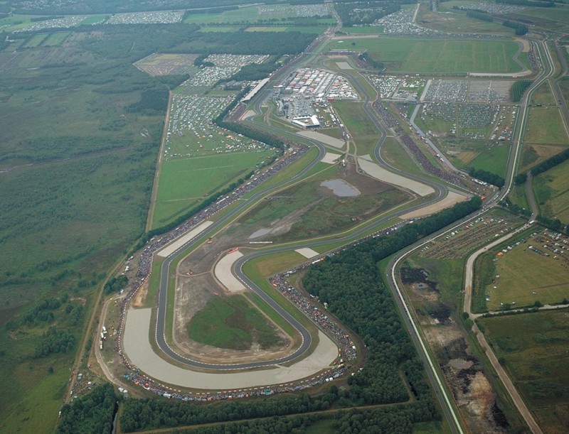 Представители Dorna Sports и TT Assen Circuit скоро подпишут семилетний контракт. Представители Dorna Sports и TT Assen Circuit скоро подпишут семилетний контракт.