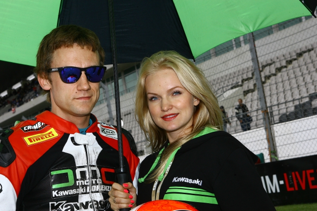 Травмированный пилот команды DMC Racing Владимир Иванов из Италии переместился в Москву. Травмированный пилот команды DMC Racing Владимир Иванов из Италии переместился в Москву.