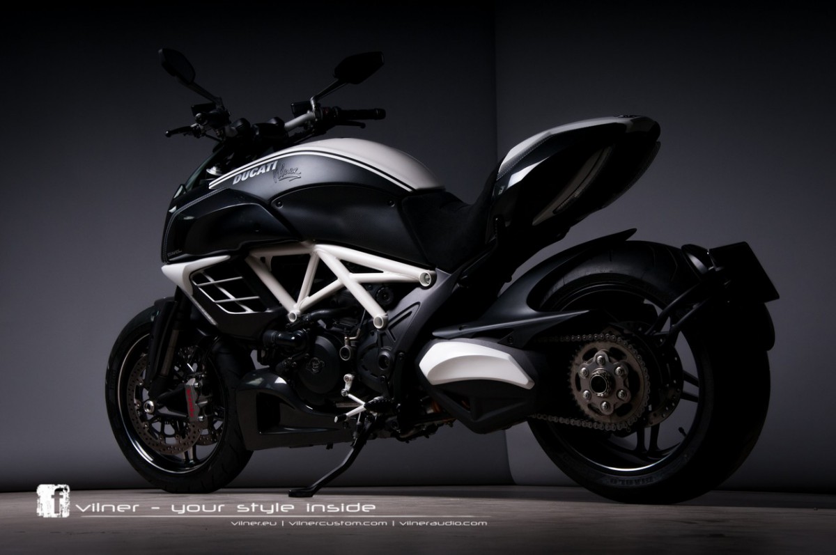 В компании Vilner потрудились над байком Ducati Diavel AMG. 