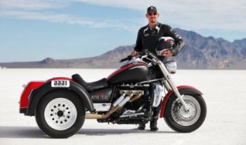 Трайк-рекордсмен создали на базе Triumph Rocket III