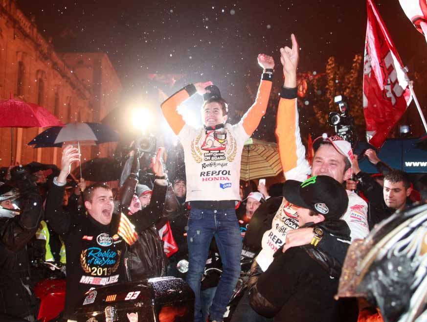 Родной город праздником встретил Марка Маркеса, выигравшего чемпионат MotoGP. 