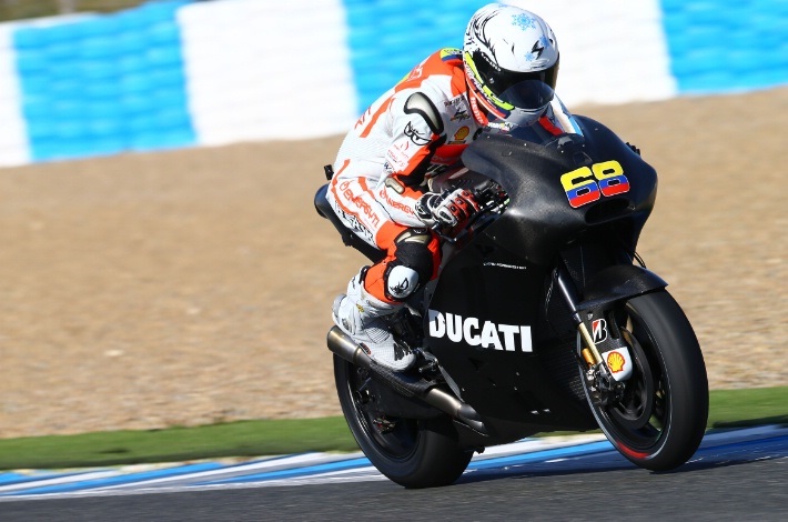 Йонни Эрнандес осваивает Ducati Desmosedici открытого класса