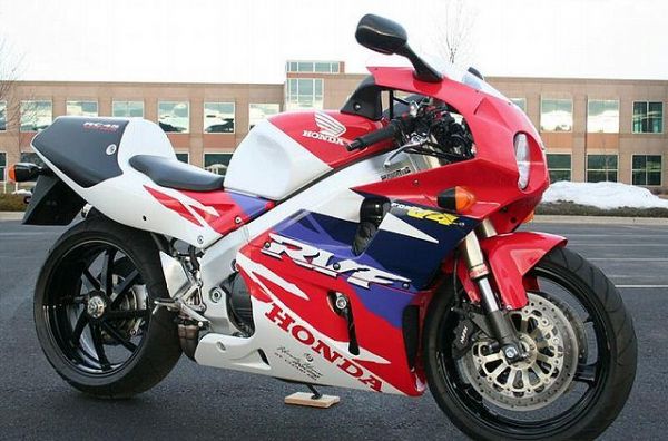 Мотоцикл RVF750R (RC45) (1994) Фотография RVF750R (RC45) (1994)